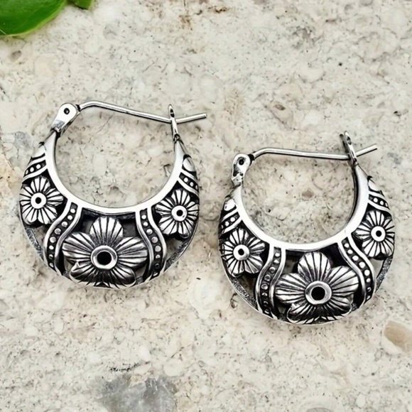 Small Vintage Exquisite Silver Flower Pattern Circle Earrings - Picture 2 of 5